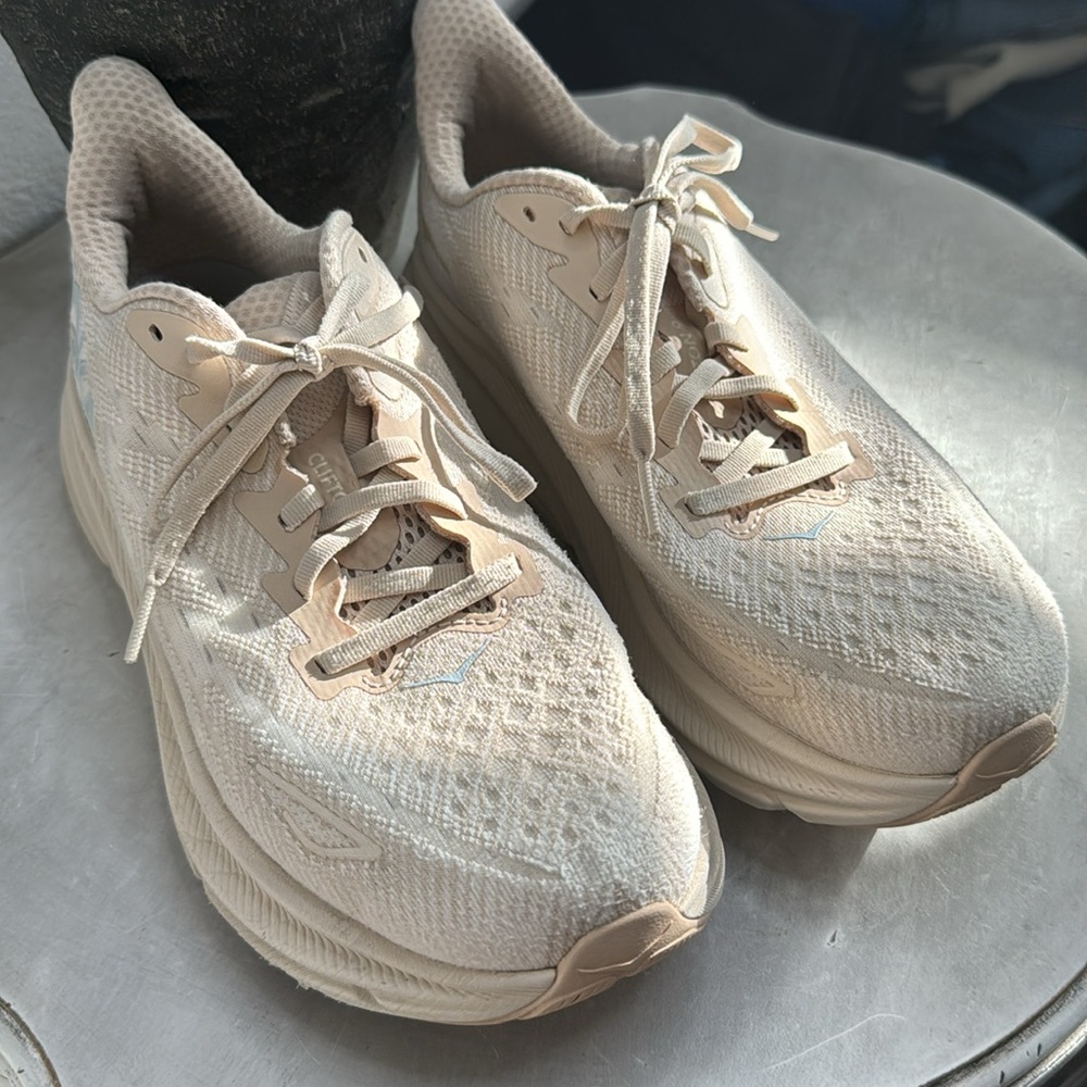 Hoka egg nog Clifton 9 size 10
